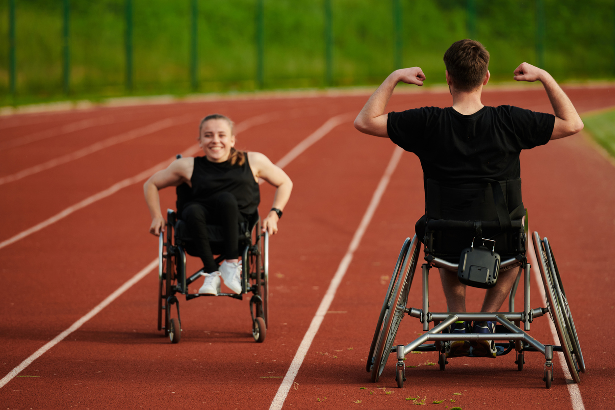 Um casal inspirador com deficiência mostra sua incrível determinação e força enquanto treinam juntos para as Paraolimpíadas empurrando suas cadeiras de rodas na maratona.