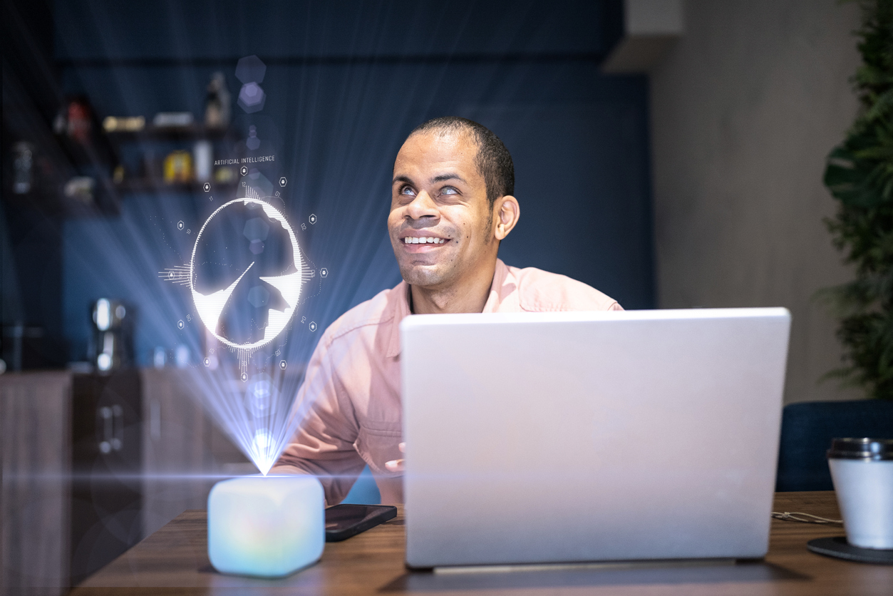 Homem com deficiência visual usando laptop e inteligência digital no escritório