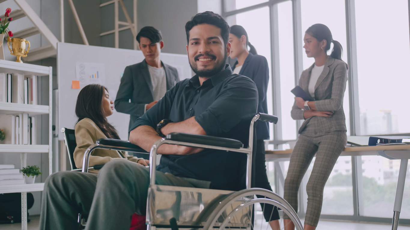 homem cadeirante sorrindo para câmera