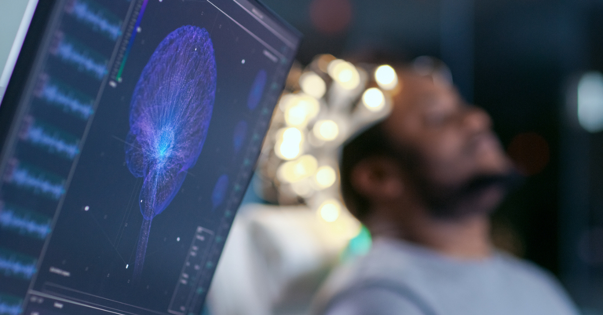 Homem sendo examinado por uma máquina e vendo como está sua atividade cerebral